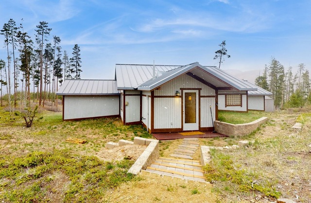 Cozy home with full kitchen, private patio & mountain views