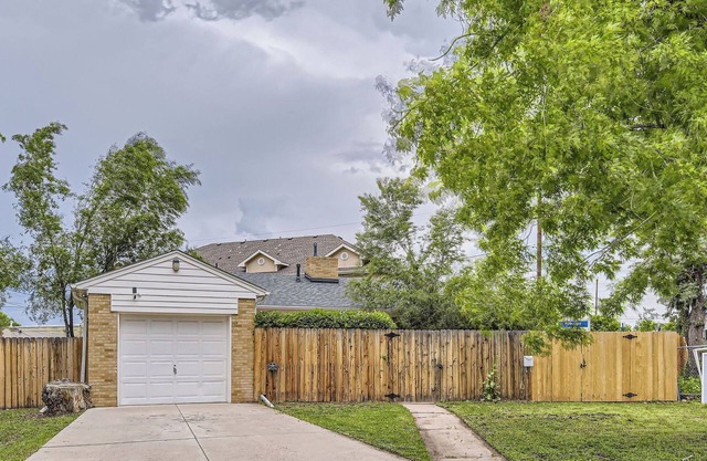 Cozy home with huge backyard and Jacuzzi near Children's/Anschutz and DIA/Denver