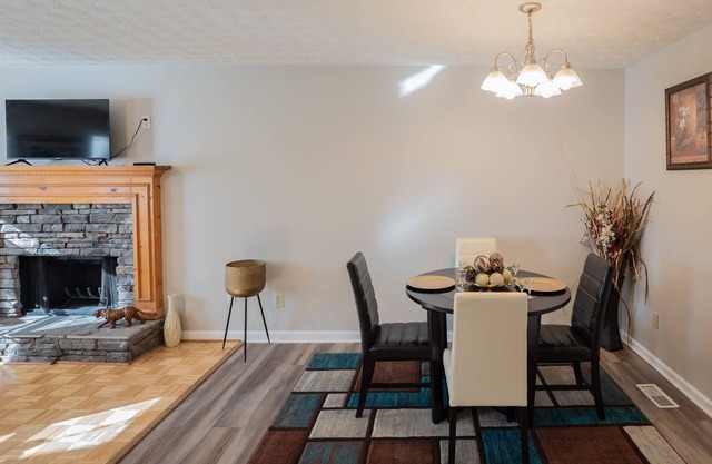 Cozy home with indoor fireplace (pet friendly!)
