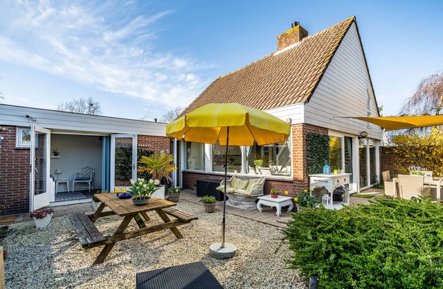 Cozy home with beautiful garden, a dog owners favorite.