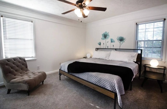 Cozy Home with Pool Near Atlanta, Six Flags, Truist Park and Airportn