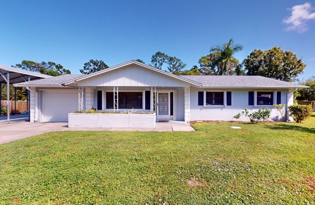 Cozy home with private pool, BBQ, dog friendly, central AC, enclosed yard