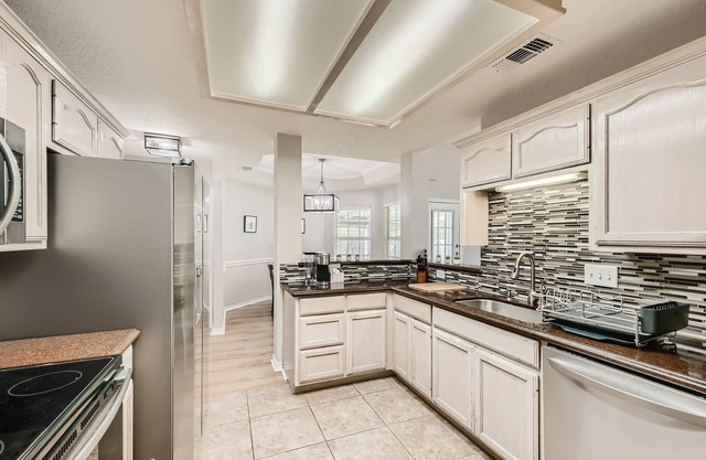 Cozy Home with Spacious Backyard - by Pmi Austin Metro
