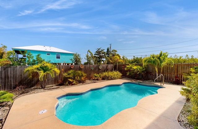 Cozy home with private pool, BBQ, central AC, private dock
