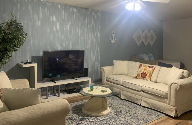 Cozy house, 2BR/2BA. only 10 minutes to Siesta key