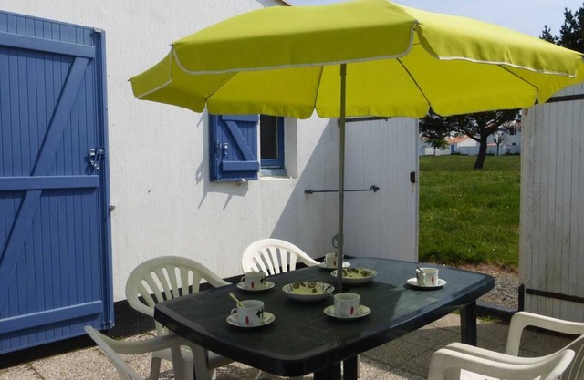 Cozy House with Mezzanine, Heated Pool, Tennis Court, and Patio near Beach – Sleeps 5