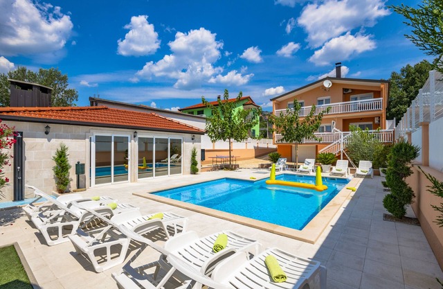 COZY HOUSE HEATED POOL, NEAR BEACH IN SPLIT COUNTY