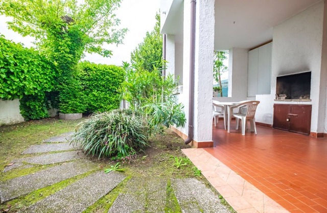 Cozy house in residence with pool, with private garden and terrace with barbecue