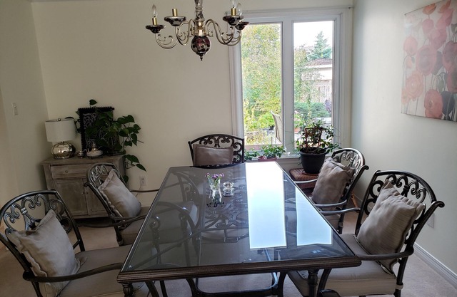 Cozy house in residential neighbourhood 15 minutes from Ottawa downtown