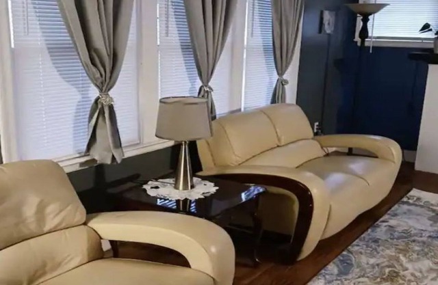 Cozy House in the center of Detroit surrounded around several Suburbs