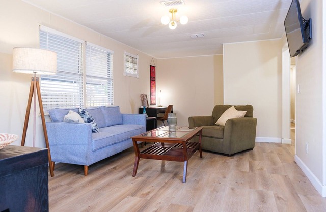 Cozy house less than 10 away from Busch Gardens, Tampa Zoo and Adventure Island