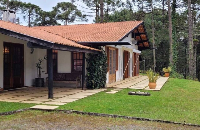 Cozy house on Lake Bambuí in Campos do Jordão