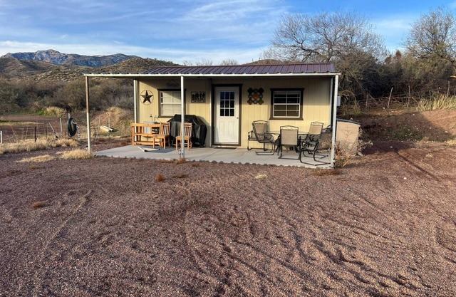 Cozy house w/min away from outdoor adventures. Hiking, off roading & more.