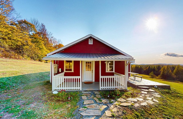 Cozy house w/mountain views, large yard, firepit, wifi, jetted tub, TV, EV