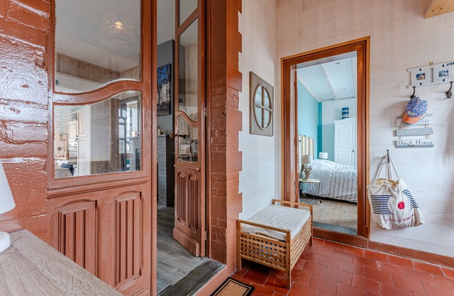 Cozy House with WiFi, Close to Ocean and Town Center, Sleeps 7