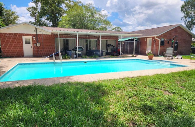 Cozy house with 1 bedroom and WiFi, AC, Huge Pool, 1 Acre Property Gym, Jacuzzi