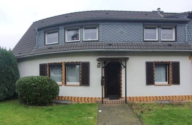 Cozy house with balcony and private parking in Dusseldorf, near exhibition halls