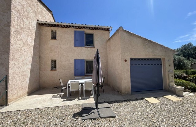 Cozy house with garden in Quinson