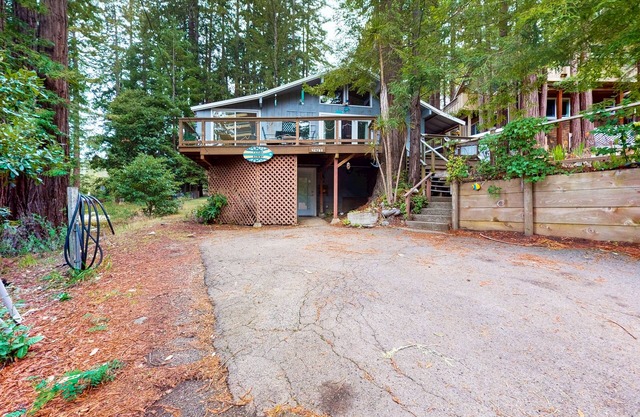 Cozy House with Ocean Views, Private Hot Tub & Beach Access Nearby