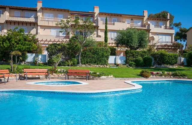 Cozy House with Pool, BBQ, and Sea View, 5min Walk to Beach