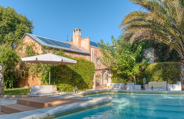Cozy house with pool and park (B)