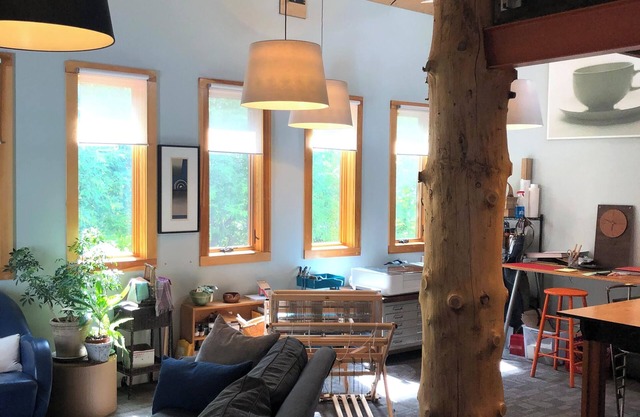 Cozy In Town Manchester Studio w/Loft Bedroom.