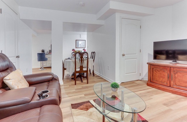 Cozy Inwood Apartment: History, Hiking & Wine!