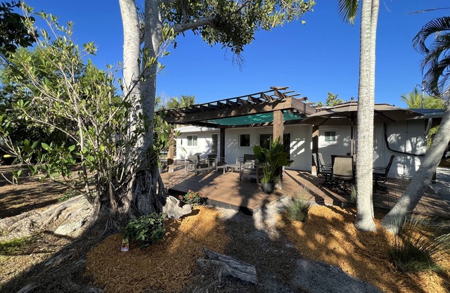 Cozy Island Home Fully Restored at three minutes walking distance to the beach!