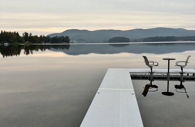 Cozy Island Pond Lodge with breathtaking views you don’t want to miss!