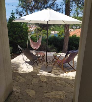 Cozy Jelsa apartment in the shade of the pines.