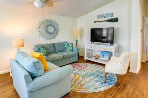 Cozy Jensen Beach Home Pool Access, Walk to Beach