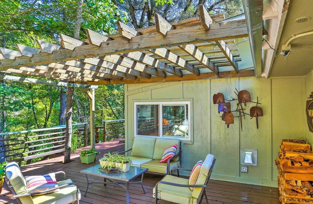 Cozy Junction City Cottage w/Deck by Connor Creek!