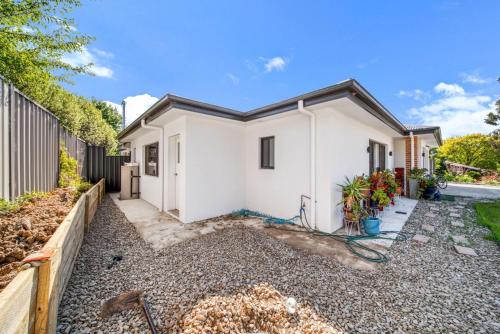 Cozy Kambah 1 Bedroom Near Shops & Parks