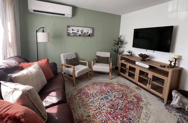 Cozy Kampflo Cottage ~ best location, block away from downtown!