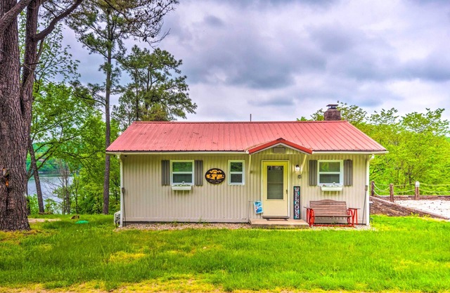 Cozy Kentucky Cabin w/Sunroom, Yard & Views!