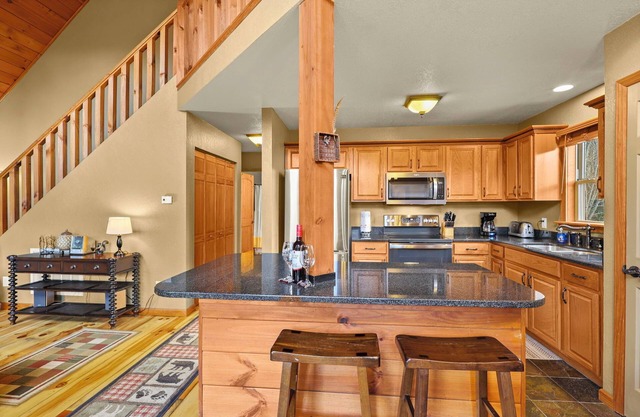 Cozy Kid&pet friendly renov. Cabin w. Hi Spd. WIFI, TV, Hot Tub, Grill, firepl.