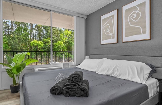 Cozy King Bed Suite—Mins to Downtown Jacksonville!