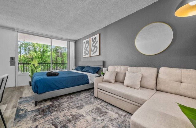 Cozy King Bed Suite—Minutes to Downtown JAX!
