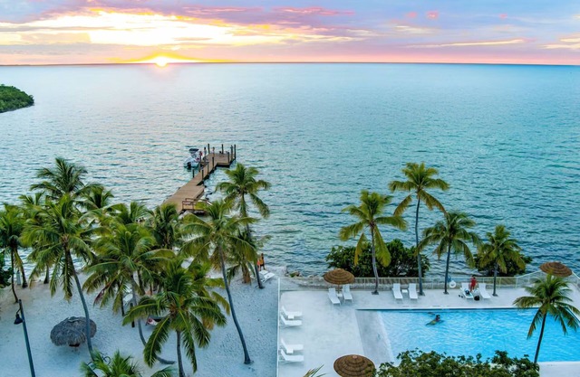 Cozy King Studio by Water: 2 Units w/Fridge, Kayak & Bike & Pool Access, Yoga!