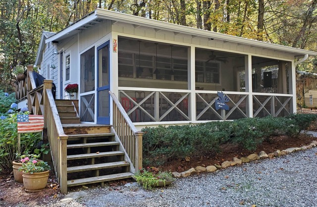 Cozy Lake Burton cottage - enjoy boating, mountains, hiking, wineries and more!