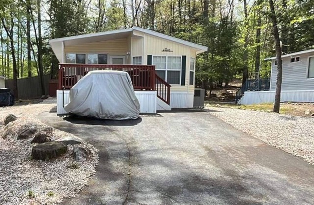 Cozy lake cottage with great deck, near all Point Sebago resort activities!