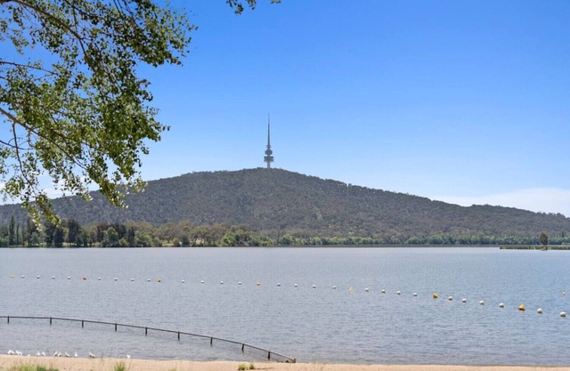Cozy Lake Escape:Near Parliament, Embassies & Golf