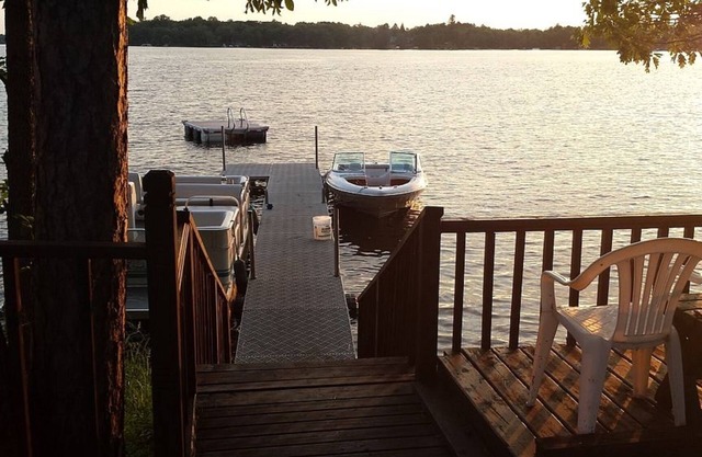 Cozy Lake Home, Relaxing Getaway, Beautiful Sunsets on Sand Lake