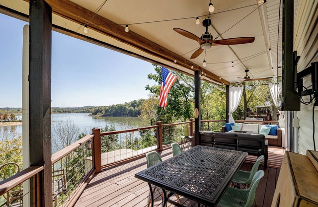 Cozy Lakefront 3 Bedroom- Fishing, Kayaking, Hiking & Boating!