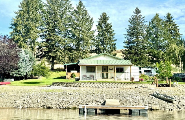 Cozy Lakefront Cabin - Hunters Welcome!