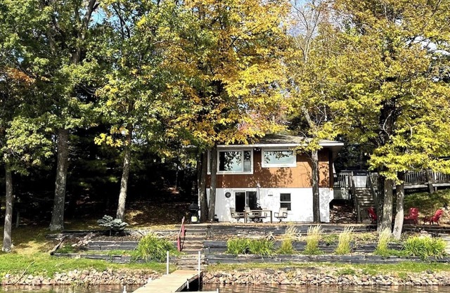 Cozy Lakefront Cabin w/Stunning Views & Pontoon!