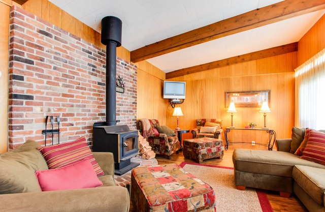 Cozy Lakefront Cabin w/Private Dock & 2 Boat Slips on Lake Coeur d'Alene