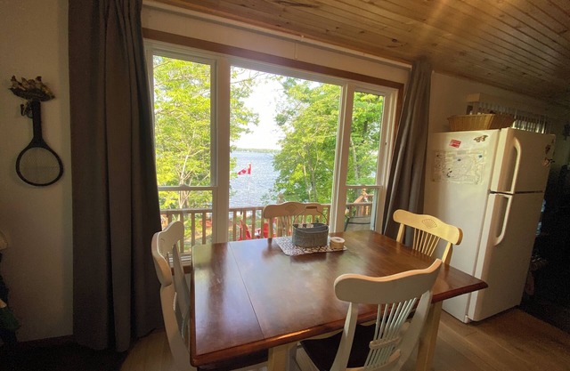 Cozy lakefront cottage, 2 hours from Toronto!