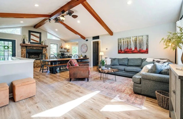 Cozy lakefront home nestled in a tranquil cove, complete with AC, Wifi & Dock