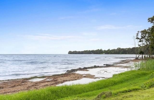 Cozy Lakefront Home Pet Friendly